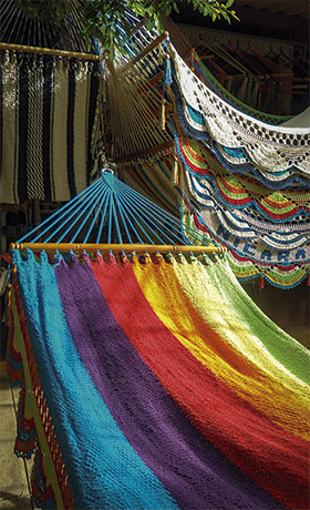 Hamacas con Barras Estas hamacas poseen barras de madera para mantener abierta la hamaca, mostrando el trabajo a mano del tejido de algodón como decoración donde son colocadas